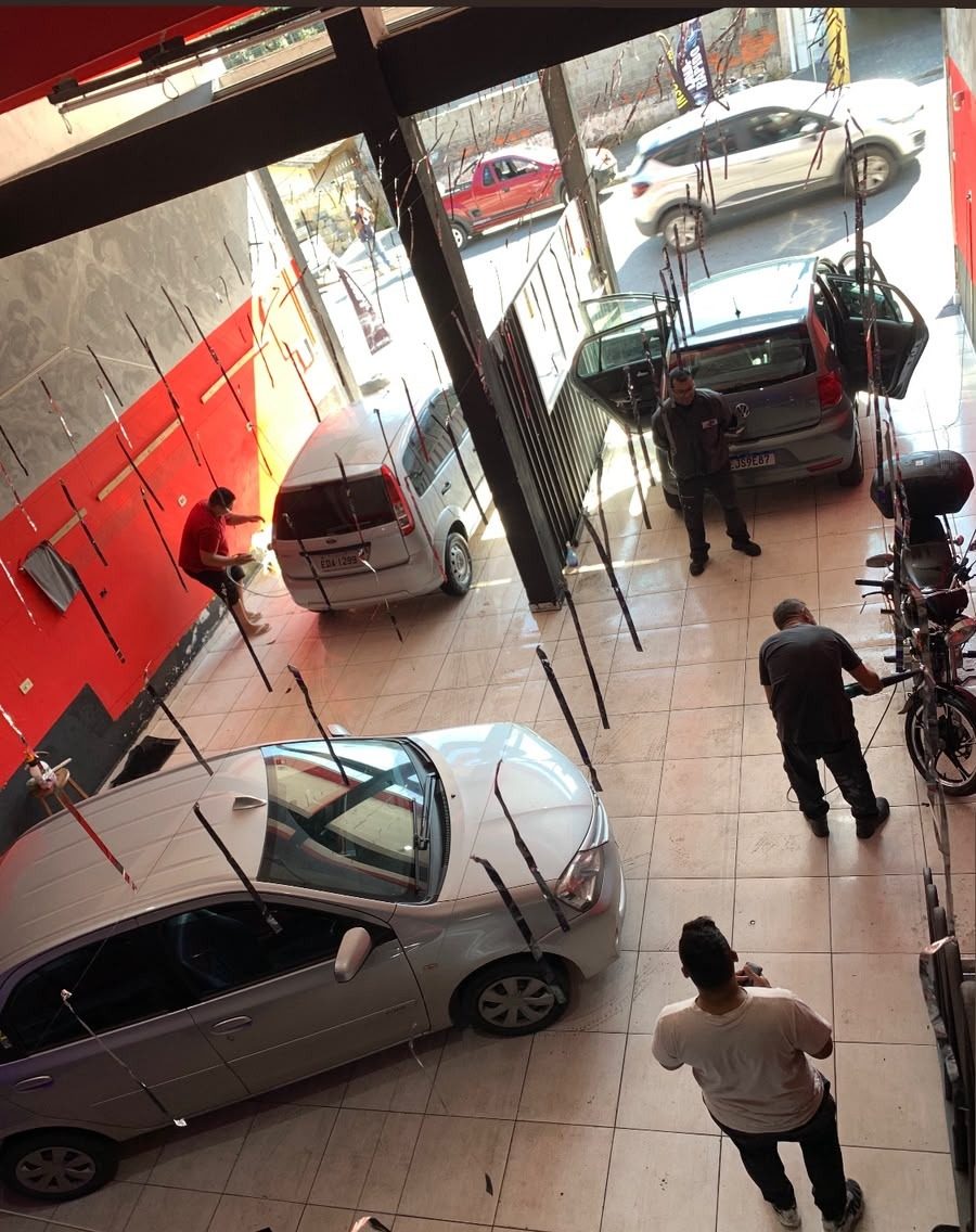 Equipe da Vinifilm Store atendendo vários carros ao mesmo tempo