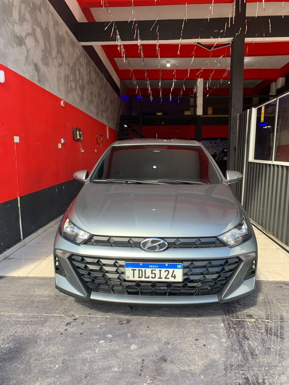 Carro prata com insulfilm aplicado na Vinifilm Store