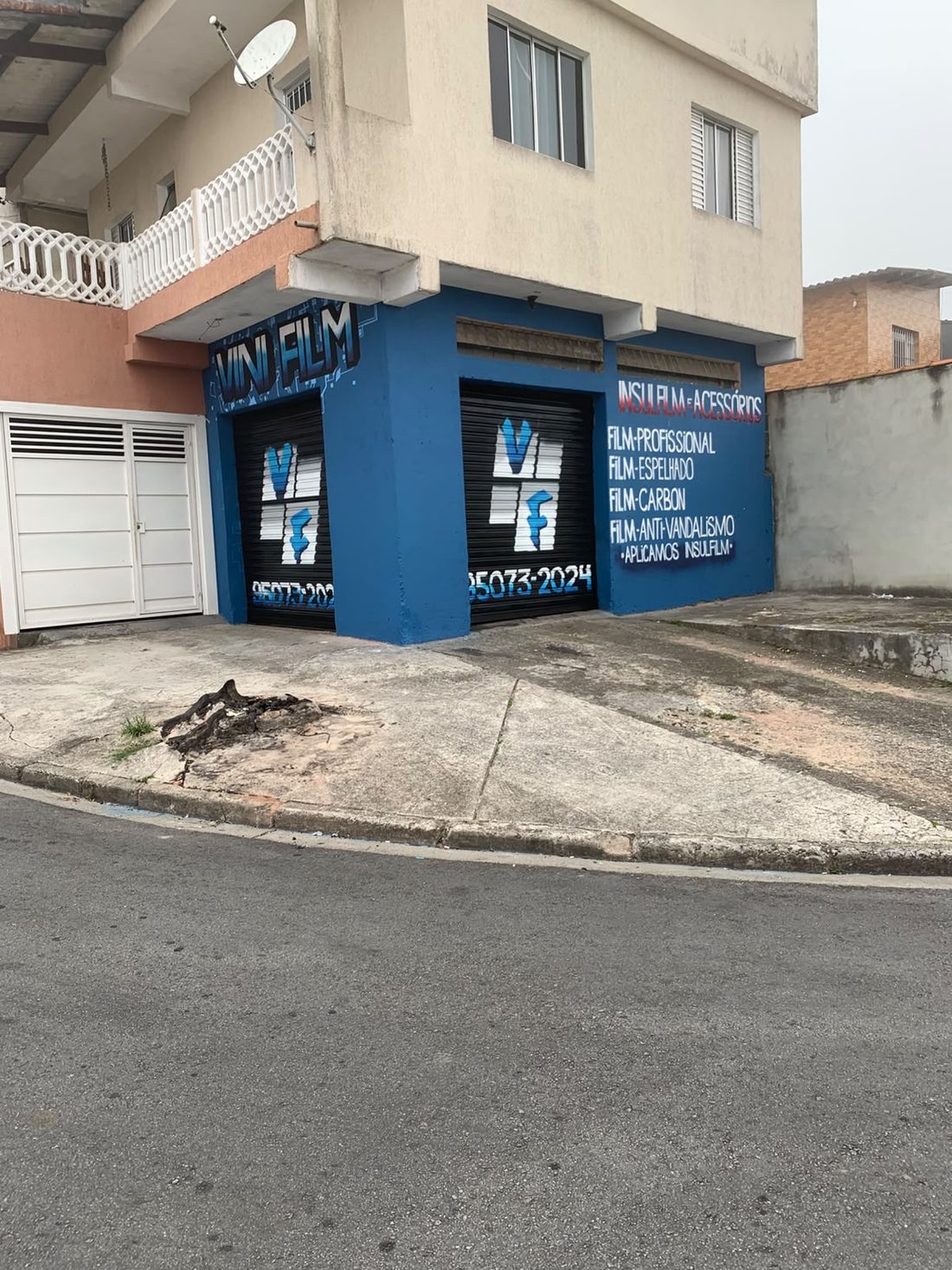 Fachada azul da antiga loja Vini Film em Ribeirão Pires