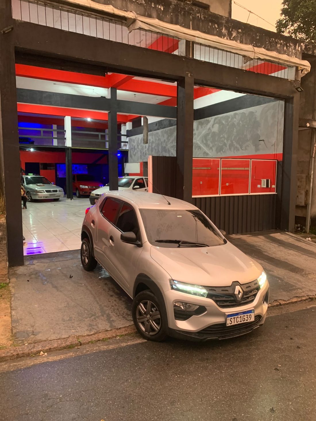 Fachada da nova loja Vinifilm Store, em vermelho, preto e branco