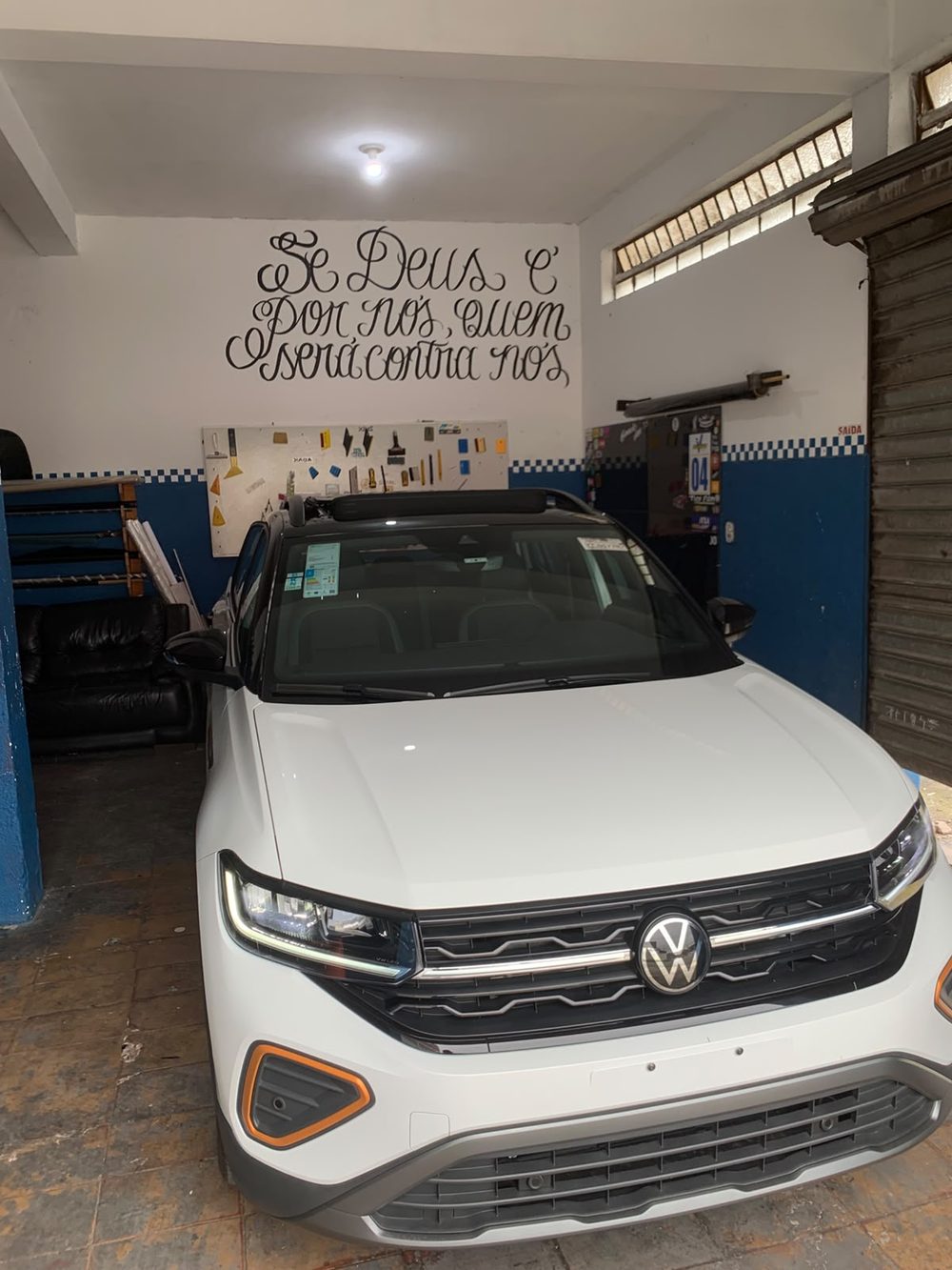 SUV branco com insulfilm aplicado na Vinifilm Store